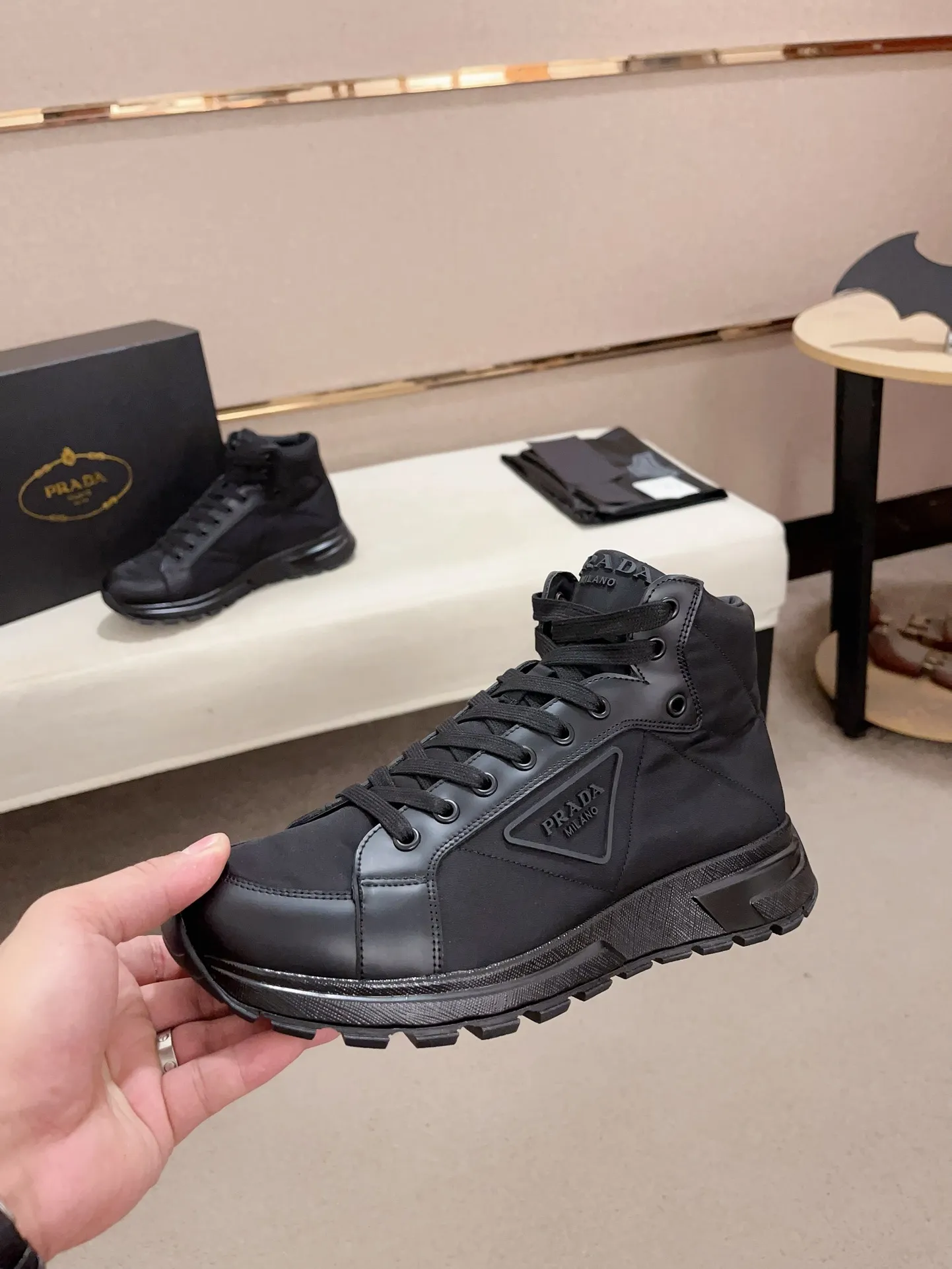 Men's shoes 💰 660💰 ✔️✔️✔️Top version High-quality new PRADA counters are launched simultaneously, new men's shoes, 😘fabrics are selected from first-layer cowhide and waterproof fabrics. Lining: Imported cowhide leather lining. 👍🏿High-end☄️Open-molded non-slip rubber outsole, exquisite lines, simple and elegant, comfortable and high-end for leisure travel. Number of yards: 38 to 44. Can be customized 45-46 non-returnable